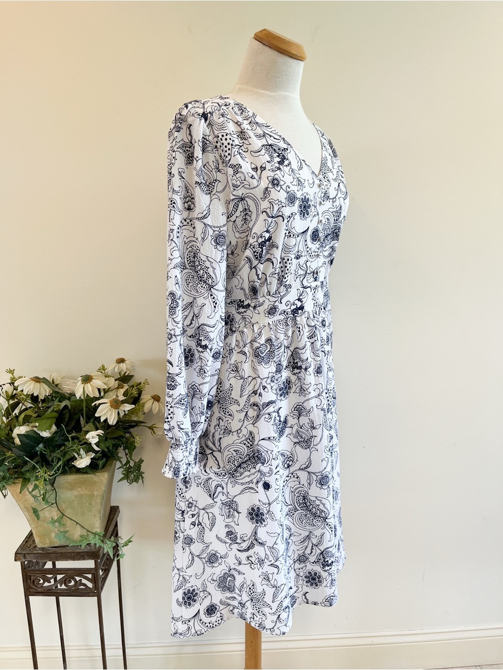 Talbots Smocked Blue and White Flowy Stencil Floral Dress Size 14 - Picture 3 of 14